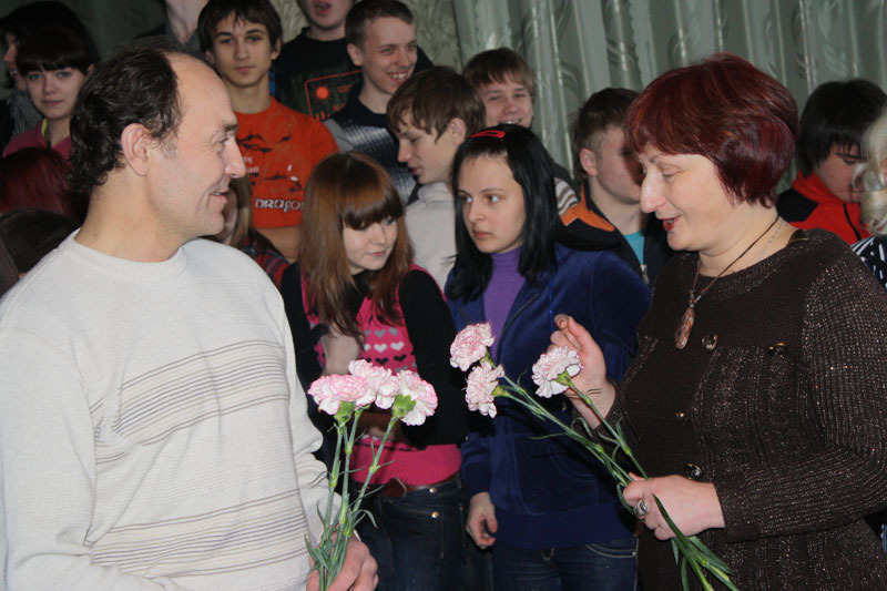 Цветы поэтам от читателей.<br>Рубцовские чтения - 2010.<br>Фото В.Зяблова.